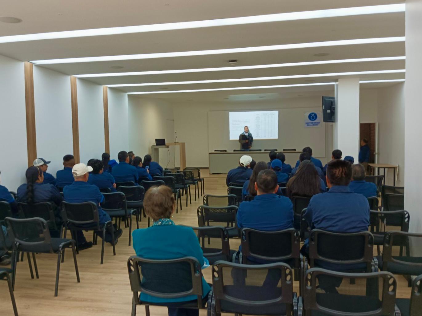 Para mejorar la eficiencia del programa se realizan periódicamente capacitaciones al personal de mantenimiento que se encarga de la limpieza.