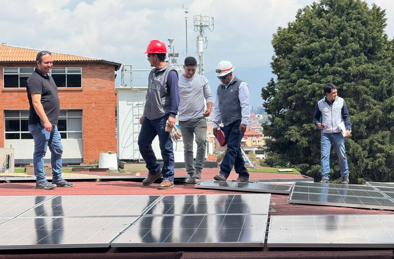 Los paneles se fijan de forma segura a las estructuras de soporte. Se realizan las conexiones eléctricas entre los paneles, siguiendo el diseño establecido. El equipo se encargó de asegurar que las conexiones sean correctas y estén bien selladas.