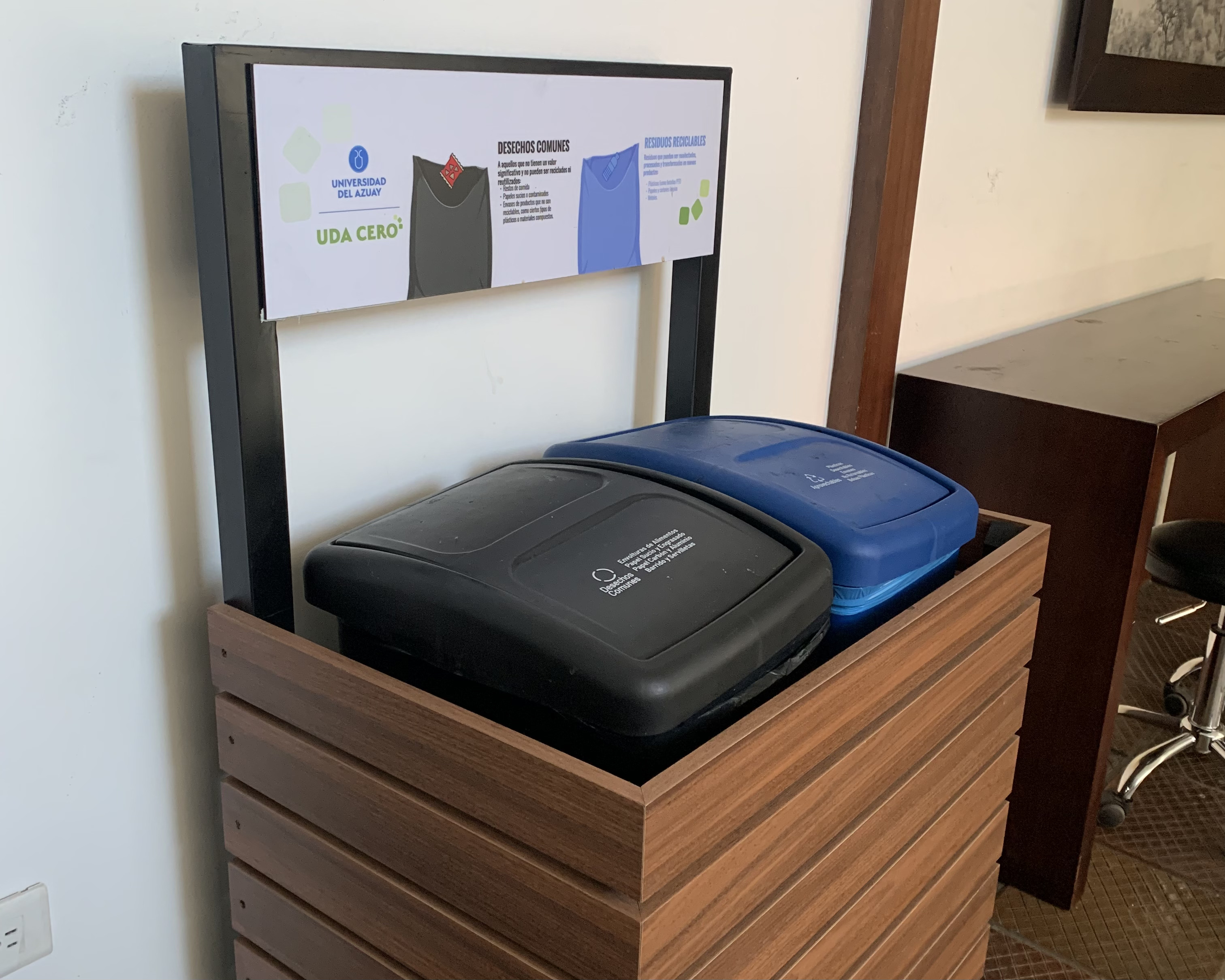 Uso de recipientes y fundas negras y celestes para el almacenamiento diferenciado de residuos comunes y aprovechables. Colocación de dos “Iglú” para el almacenamiento de botellas de vidrio. Colocación de contenedores para la recolección de pilas.
