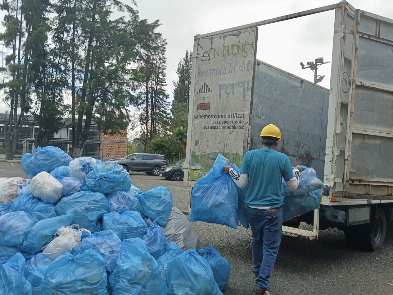 Vinculación con la sociedad, se envían los desechos aprovechables a la planta de la asociación de recicladoras de El Chorro.